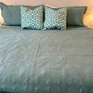 Stone Cottage King Quilted Bedspread + King Shams